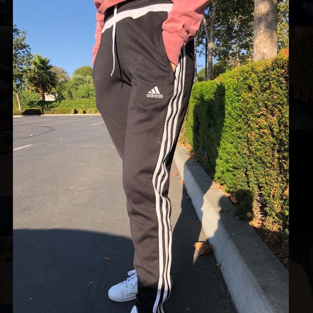 Adidas 3stripes black&white joggers 🖤
